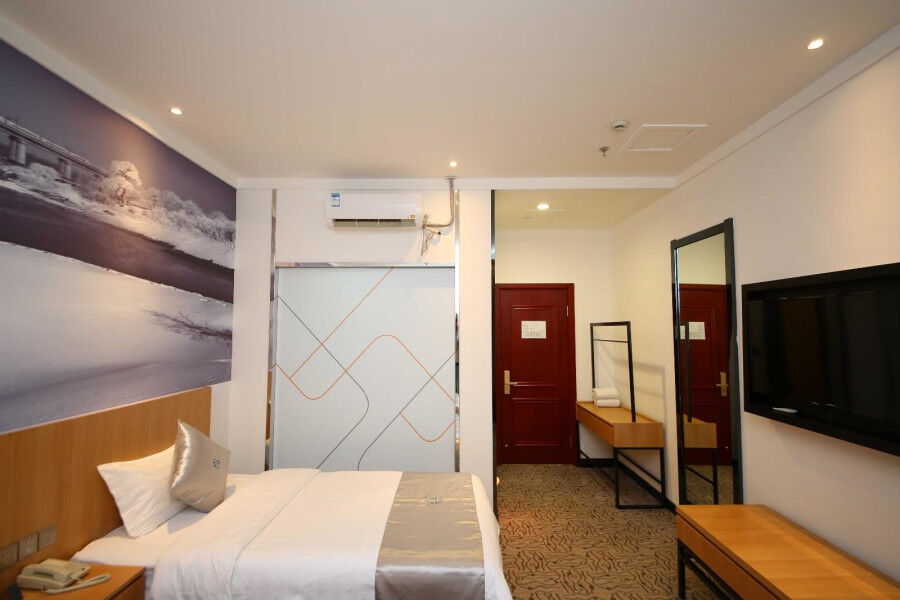 Chonpines Hotel Changchun Buitenkant foto